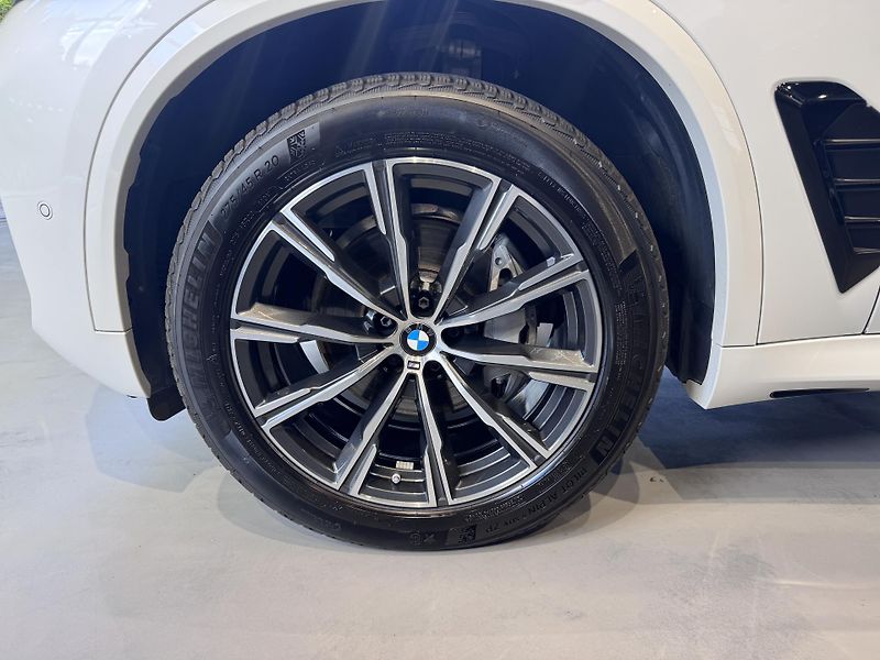 BMW X5 xDrive30d M-Sport - fotka 5 z 31