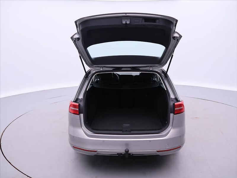 Volkswagen Passat 1,6 TDI Comfortline LED - fotka 9 z 32