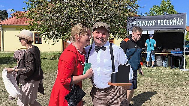 Dvanáctý ročník akce Veterán párty, pořádané Klubem historických vozidel Horní Počernice, hostila během poslední dubnové soboty Chvalská tvrz. Na snímku: prvenství v návštěvnickém hlasování získal Luděk Platil z Prahy, který přivezl představit vůz Aero 3, zdroj: Deník/Milan Holakovský