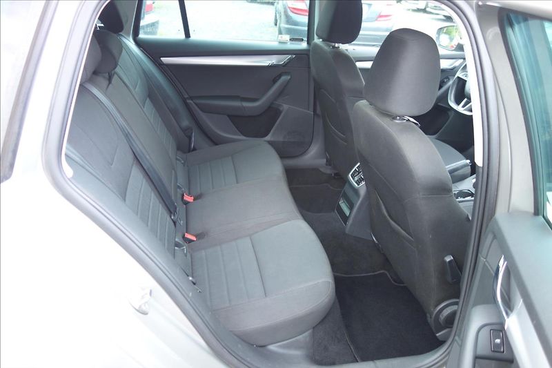 Škoda Octavia 1,6 TDi,ČR,SERV.KN.,STYLE,4x4. - fotka 12 z 32