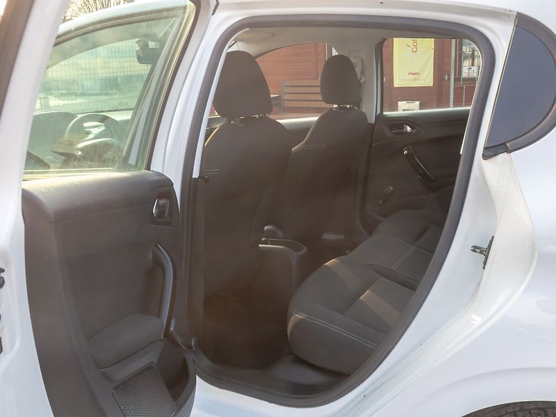 Peugeot 208 (2017) ČR 1.6HDI 55KW – SERVISKA - fotka 36 z 43