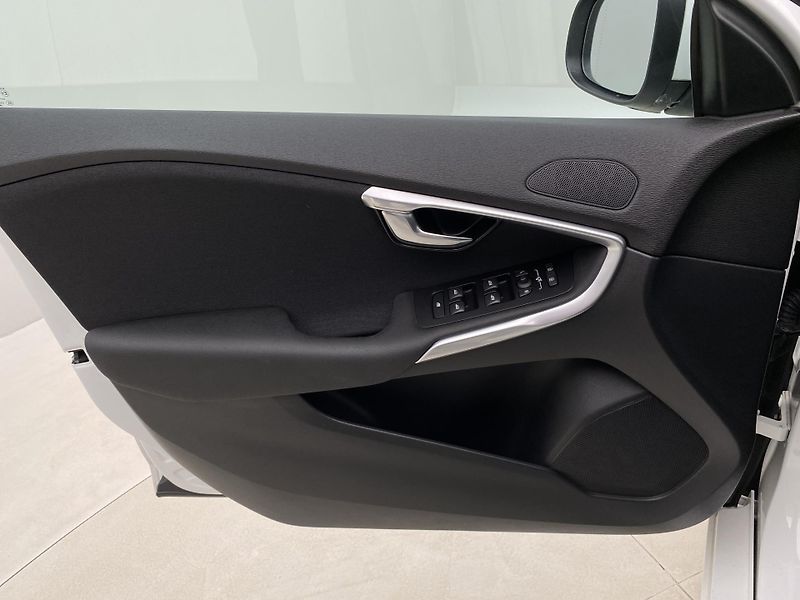 Volvo V40 T2 MOMENTUM AUT  - fotka 7 z 39