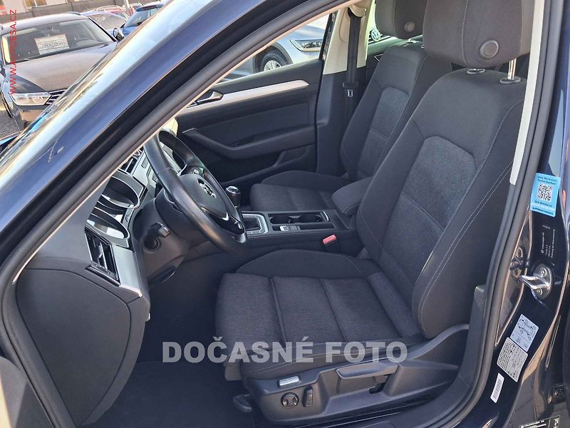 Volkswagen Passat (2015) 2.0 TDi, Comfortline, navi - fotka 9 z 18