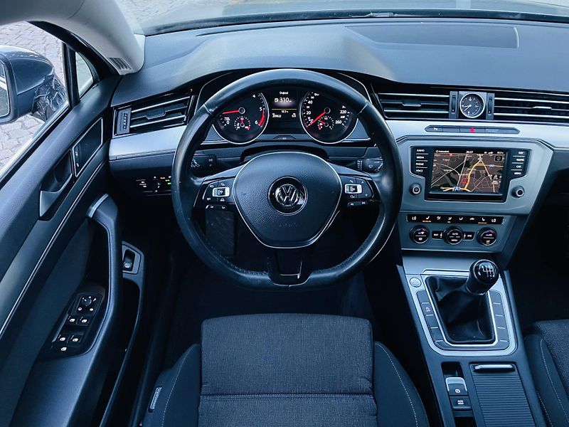 Volkswagen Passat 2.0TDI MANUÁL VÝHŘEV KAMERA - fotka 24 z 47