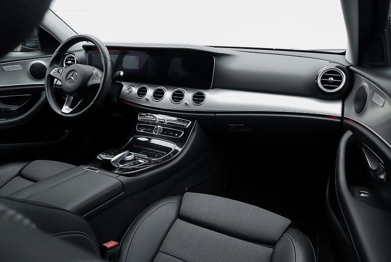 Mercedes-Benz Třídy E E  220 d AMG LINE - fotka 25 z 27