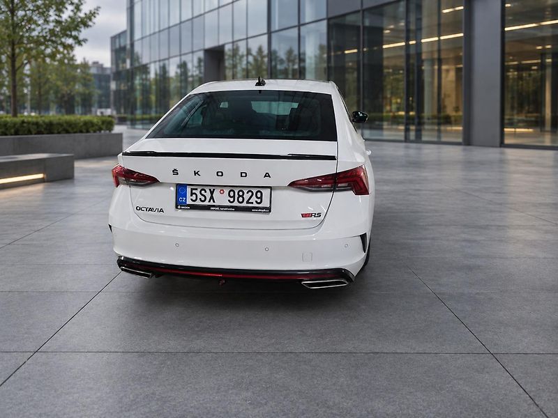 Škoda Octavia (2022) RS 2.0 TFSI 180 KW - fotka 7 z 17