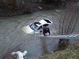 Auto u Blanska zmizelo v řece. Řidič po nehodě čekal na záchranu na střeše.