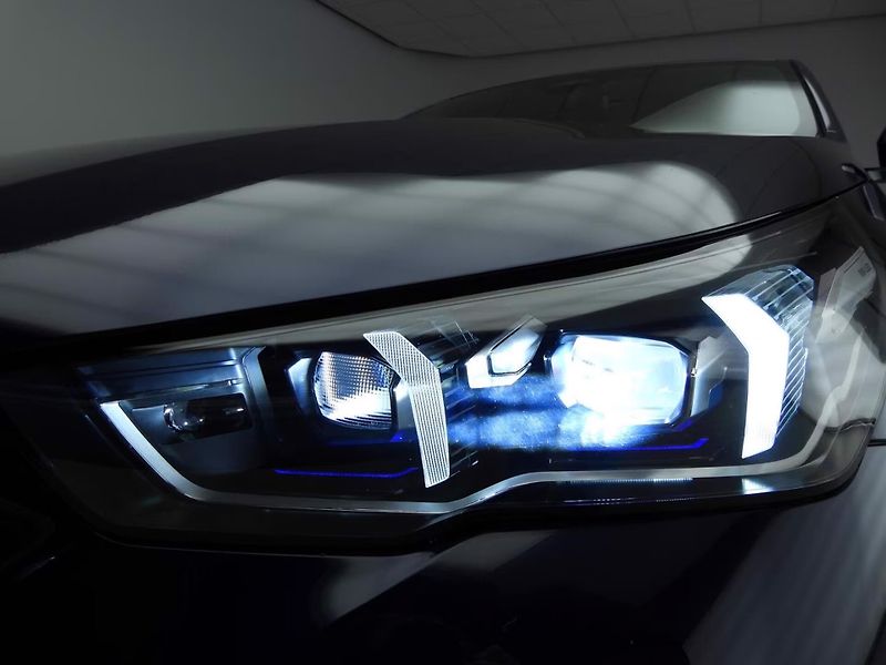 BMW i5 xDrive40 M-Sport 4zon H/K Vent - fotka 6 z 30