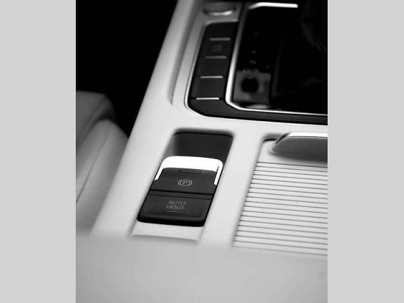Elektronická ruční brzda je moderní systém, který pomocí síly dvou elektromotorů s převodovkou zabrzdí kotouče na zadních kolech auta.