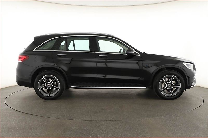 Mercedes-Benz GLC (2020) 300 e 4MATIC - fotka 6 z 22