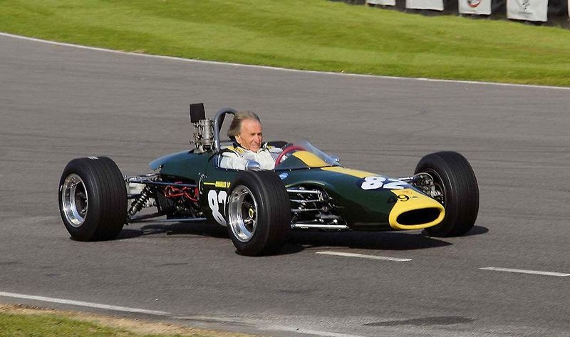 Legendární závodník Derek Bell se v roce 1977 představil s Jaguarem XJ12 C při Grand Prix Brna.