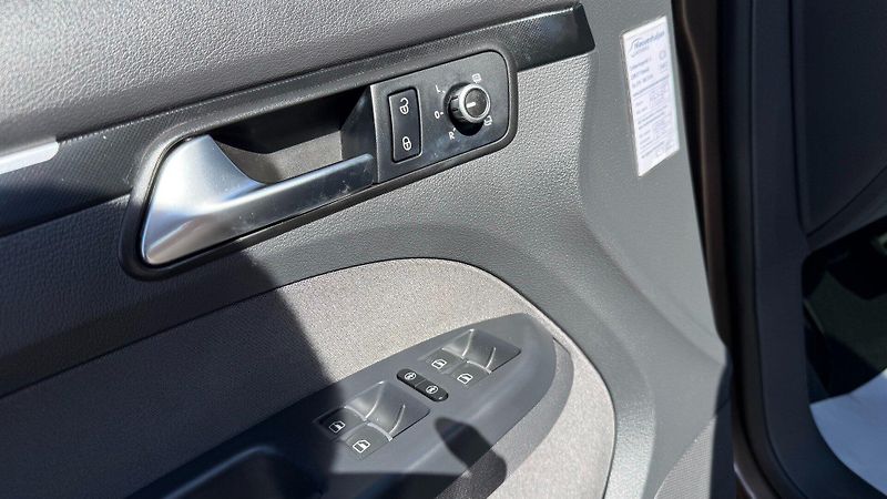 Volkswagen Touran (2011) 1.6TDi 77kW REZERVOVANO - fotka 9 z 23