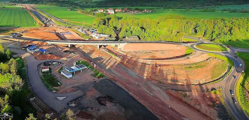 Proměna Jesenické křižovatky vrcholí. Úrovňové křížení se brzy stane minulostí, řidičům za pár dní začne sloužit nový most a dvojice kruhových objezdů.