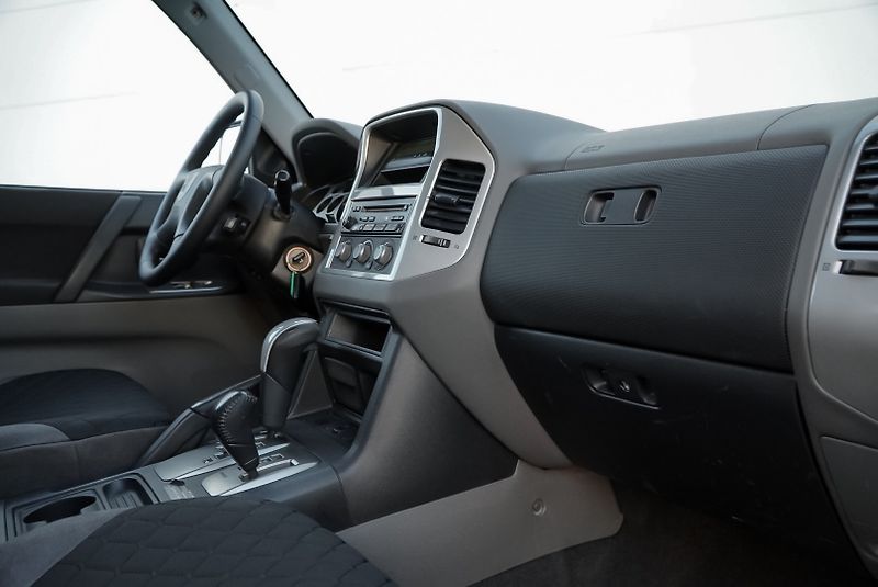 Mitsubishi Pajero 3.2 Di-D 4x4 AUTOMAT - fotka 14 z 32