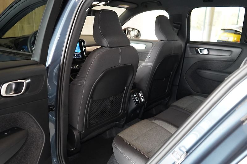 Volvo XC40 B3 Plus Dark, ACC, BLIS - fotka 39 z 43