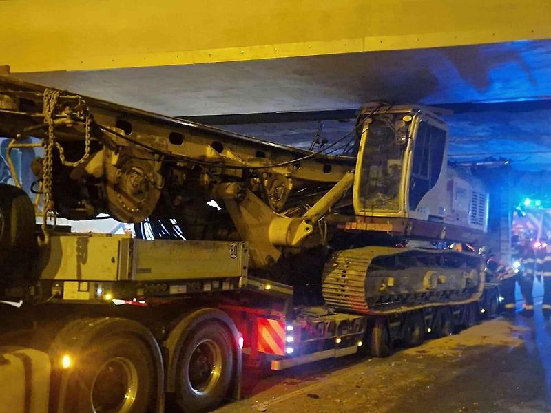 Nehoda ve Vídeňské ulici: pod železničním mostem se zaklínila vrtná souprava převážená na podvalníku.