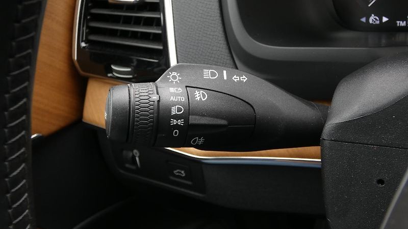 Volvo XC90 B6 AWD Momentum Pro Auto - fotka 10 z 27