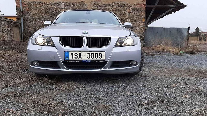 Přední část jakoby byla z většího vozu, než ta zadní. Tuto asymetrii ale BMW dotáhlo do extrému až u některých kusů jedničkové řady.