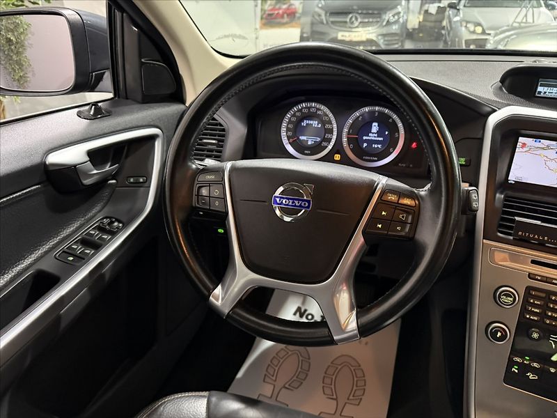 Volvo XC60 2,4   D5 AWD SUMMUM XENON - fotka 22 z 39