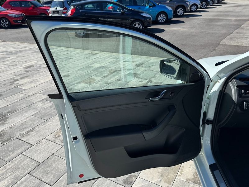 Škoda Rapid (2015) Spaceback Style + 1.4 TSI DSG - fotka 9 z 31