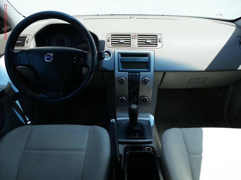 Volvo V50 (2008) 1.6D, AC, výhřev sed - fotka 8 z 19