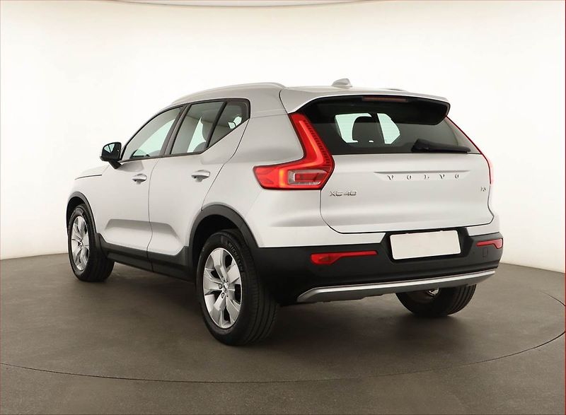 Volvo XC40 (2018) Momentum T3 - fotka 4 z 17