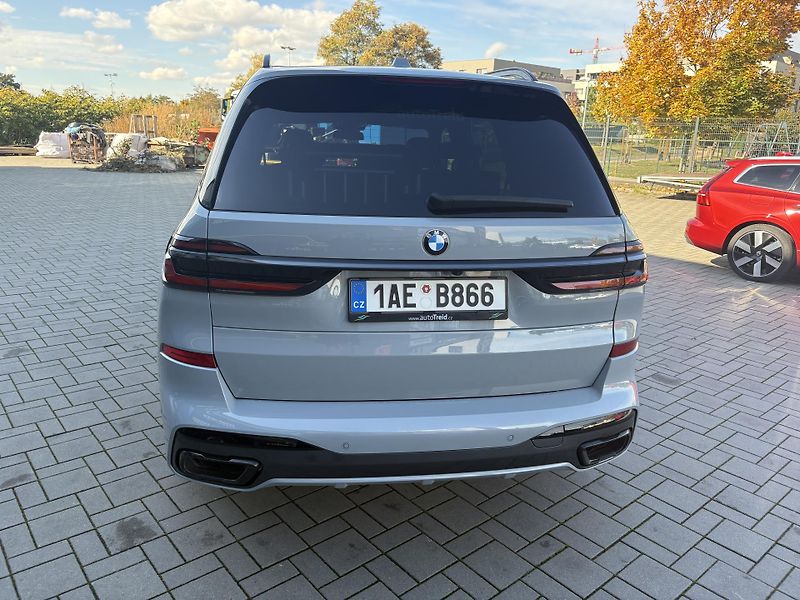 BMW X7 (2024) xDrive 40i - fotka 6 z 33