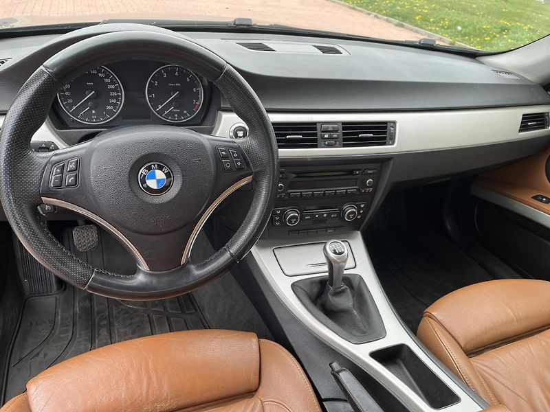 BMW Řada 3 320i Coupe - fotka 13 z 23