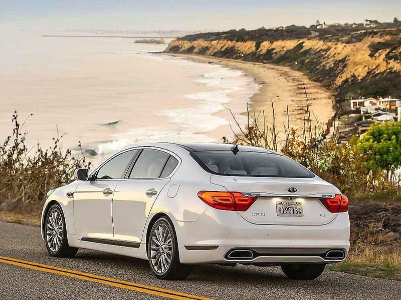 Kia K900.
