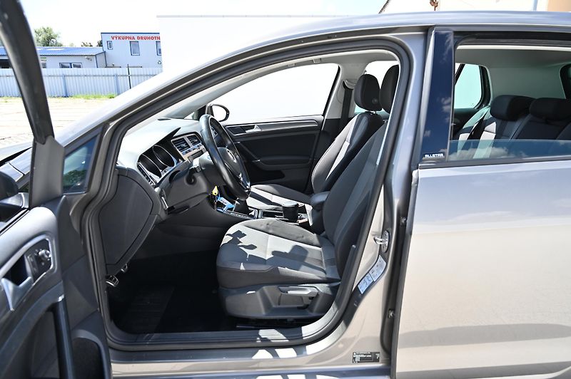 Volkswagen Golf 1.2TSI 81KW BMT rezervace - fotka 22 z 46