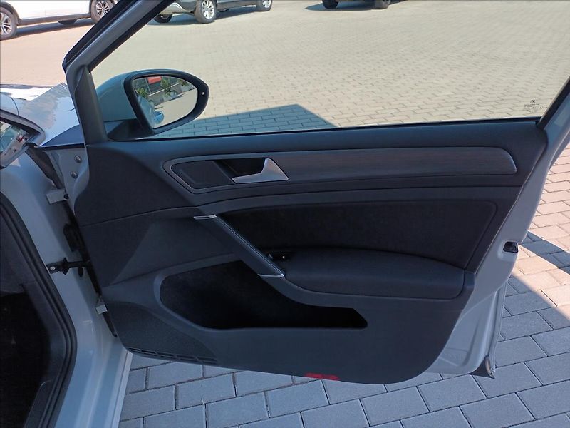 Volkswagen Golf 1,0 TSI,ČR,1MAJ,RADAR,LED,DPH - fotka 25 z 42