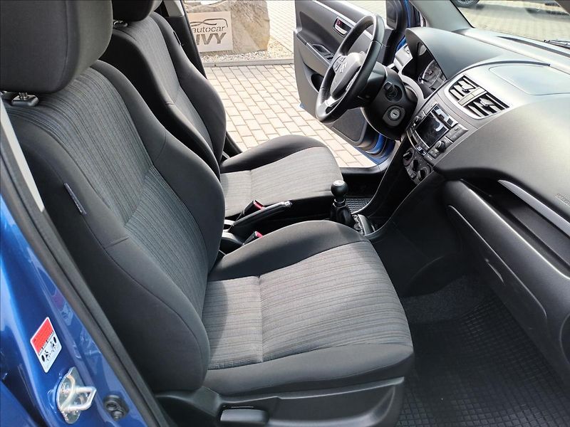 Suzuki Swift 1,2 i,4x4,VÝHŘEV,SERVIS,KOLA, - fotka 21 z 44