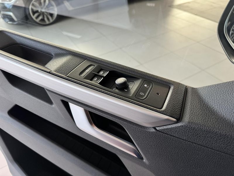 Volkswagen Multivan T6.1 2,0TDI DSG*Full LED*Navi - fotka 27 z 32
