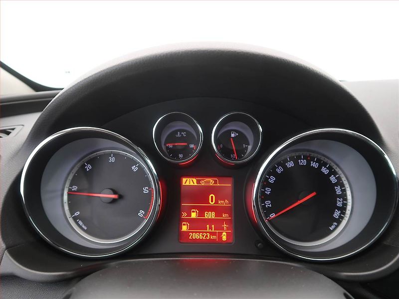 Opel Insignia (2012) 2.0 CDTI, Navi, Xenony - fotka 9 z 16