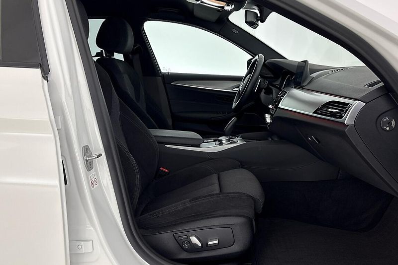 BMW Řada 5 540i xDrive - fotka 12 z 26