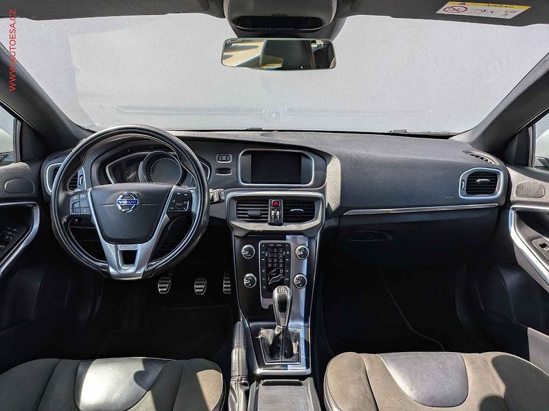 Volvo V40 (2015) 2.0d, Navi, xenon, temp. - fotka 8 z 16