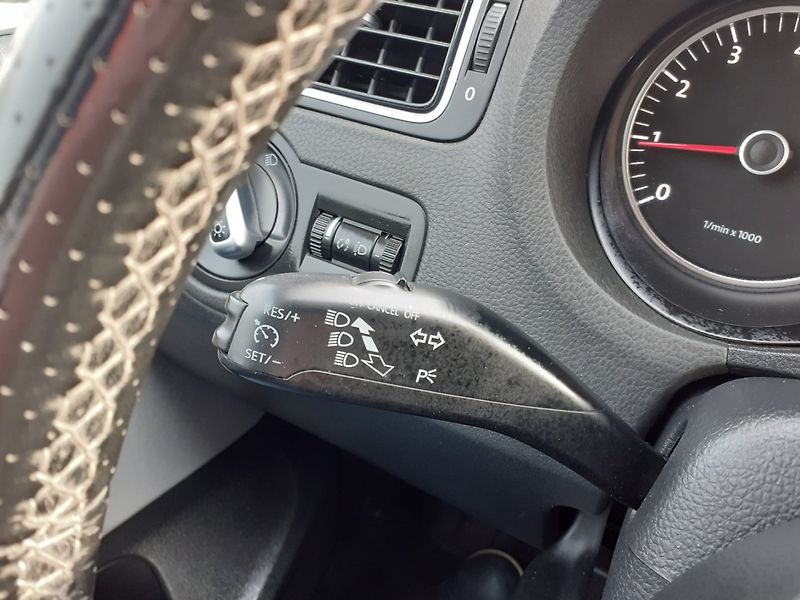 Volkswagen Polo (2012) 1.2 HTP CROSS - fotka 9 z 35