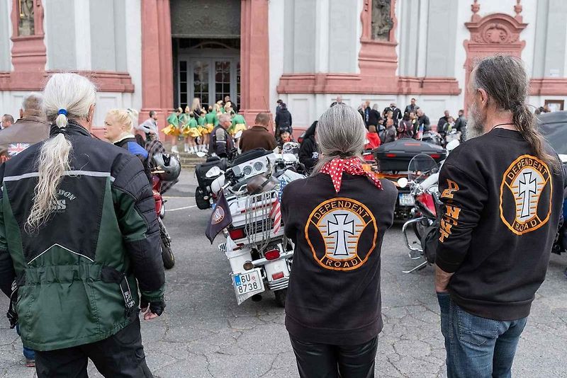 Motorkáři se sjeli na žehnání v bazilice v Jablonném.