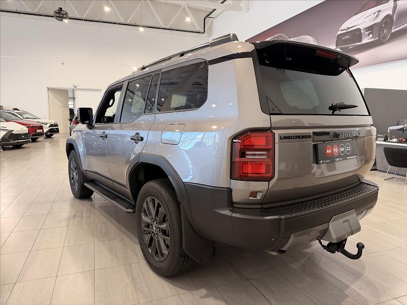 Toyota Land Cruiser 2,8 Executive  (204k) Diesel - fotka 3 z 11
