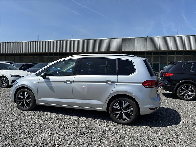 Volkswagen Touran 2,0 7 MÍST,TAŽNÉ,LED - fotka 2 z 16