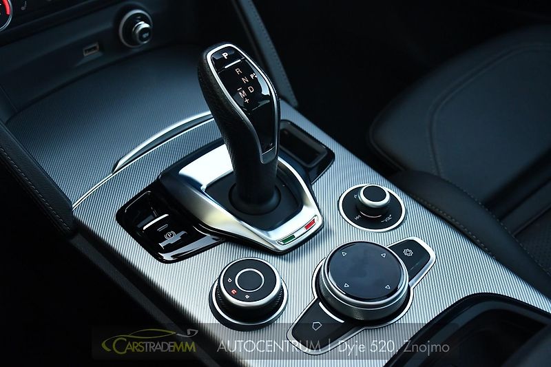 Alfa Romeo Stelvio 2.0 Turbo 16V 206kW Veloce AT8 - fotka 29 z 45