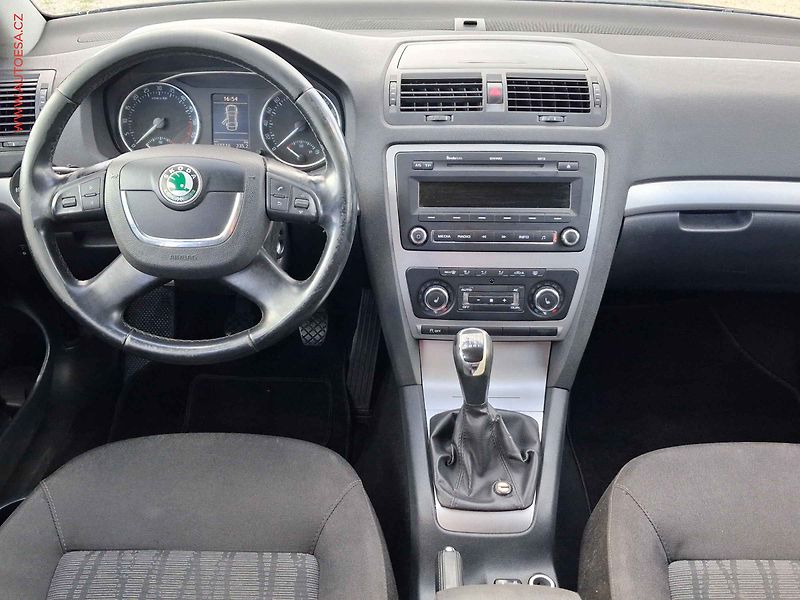 Škoda Octavia (2012) 2.0 TDi, ČR, AC, park.čidla - fotka 8 z 20
