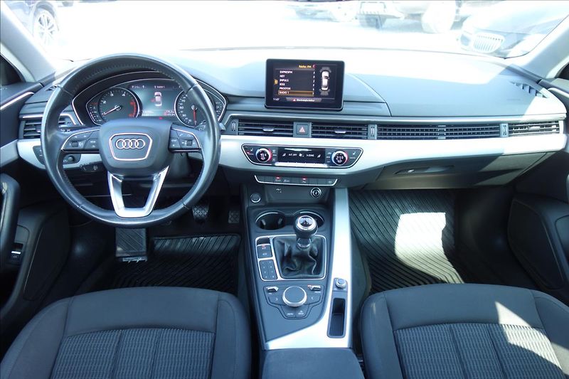 Audi A4 2,0 TDi, ČR, 1 MAJ., SERV. KN. - fotka 17 z 39