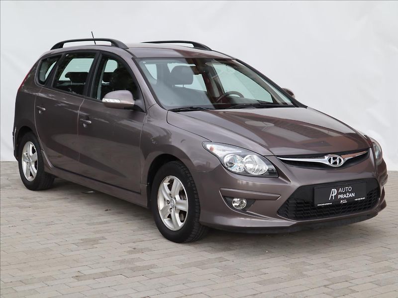 Hyundai i30 1,6   i SW DigiKlima,Tempomat, - fotka 1 z 28