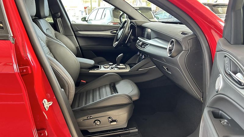 Alfa Romeo Stelvio 2.0i 280k AWD Veloce - fotka 9 z 12