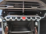Peugeot 2008 (2026) ALLURE 1.2 TURBO 100k 2xkamera - náhled 24
