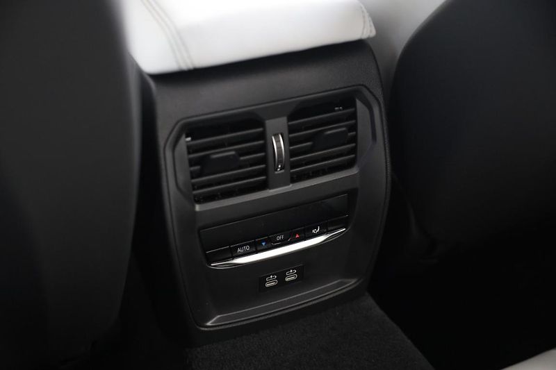 BMW M3 Competition xDrive Sedan - fotka 17 z 19
