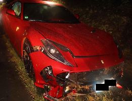 Ferrari letělo u Měřína. Superauto skončilo mimo silnici, škoda je astronomická.