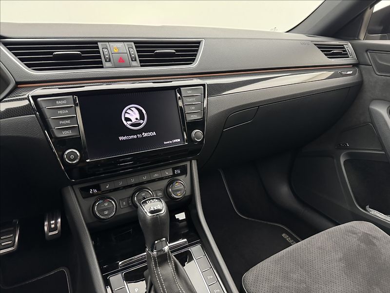 Škoda Superb 2,0 SPORTLINE 4X4 DSG 350HPAPR - fotka 16 z 55
