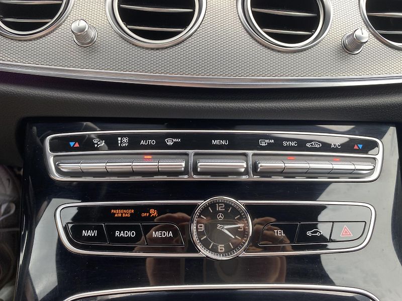 Mercedes-Benz Třídy E E 220d 4M AMG - fotka 25 z 27